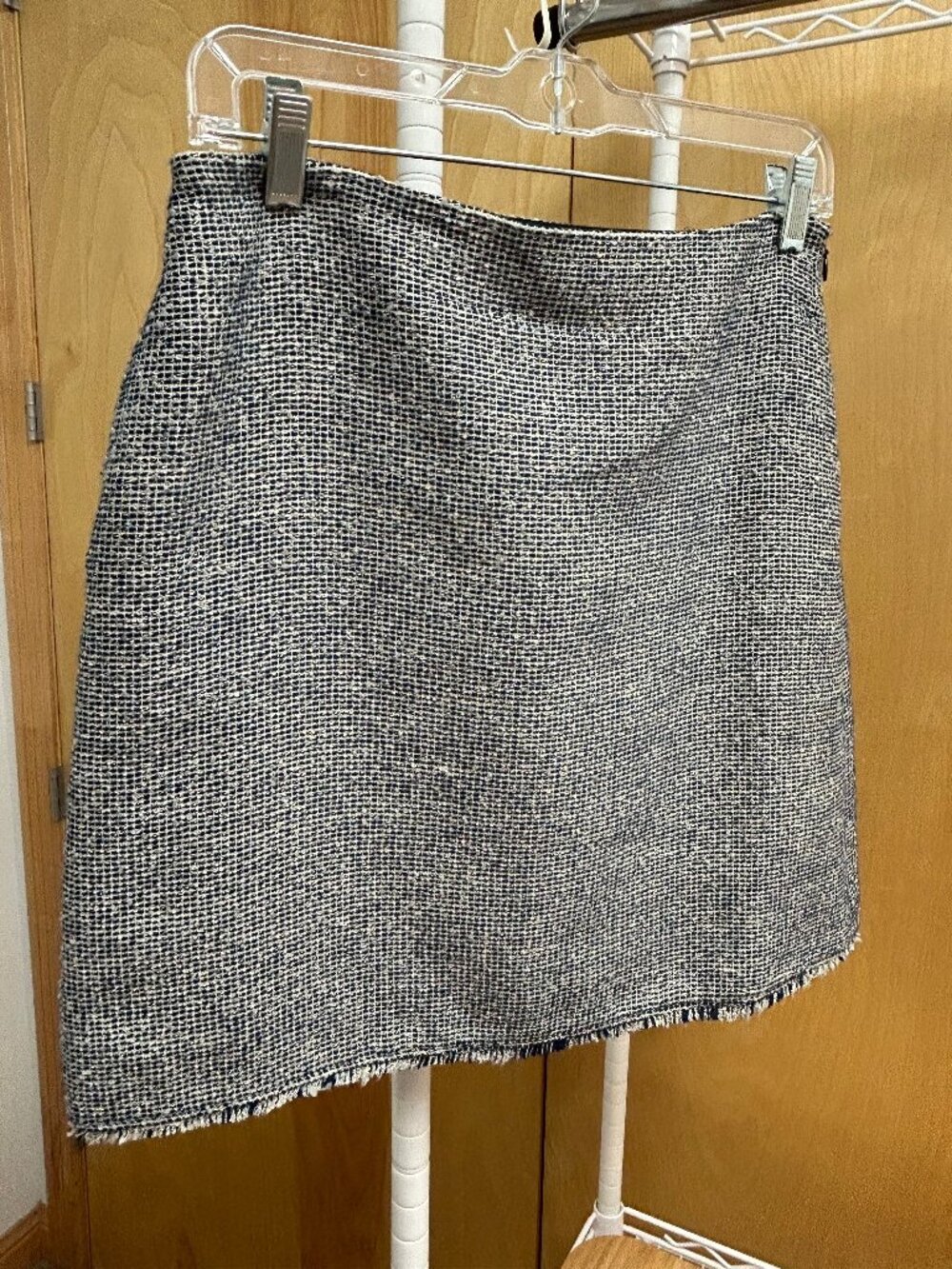 Blue & white with silver shimmery thread mini/above-knee sz 4 Banana Rep. skirt